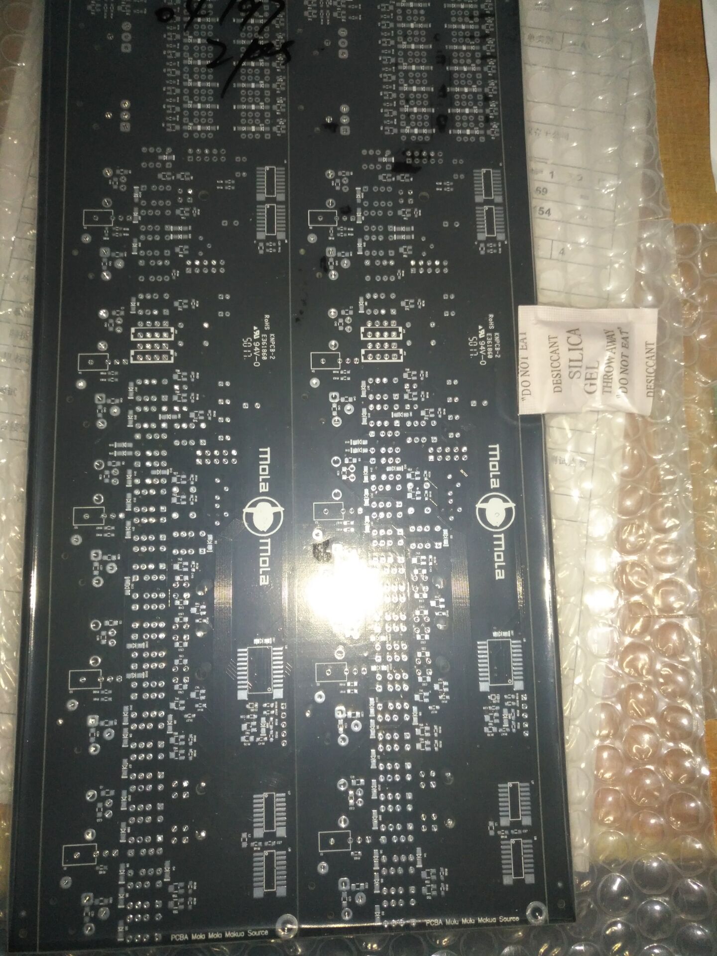 雖然是一個(gè)簡(jiǎn)單的雙面板，但是打樣出來(lái)的效果真的是沒(méi)話(huà)說(shuō)。就是正規(guī)大廠(chǎng)的出貨品質(zhì)，拿來(lái)生產(chǎn)也完全沒(méi)有問(wèn)題。FR-4的板子，350攝氏度焊30秒都不帶冒泡變色的，質(zhì)量非常滿(mǎn)意。 服務(wù)也很好