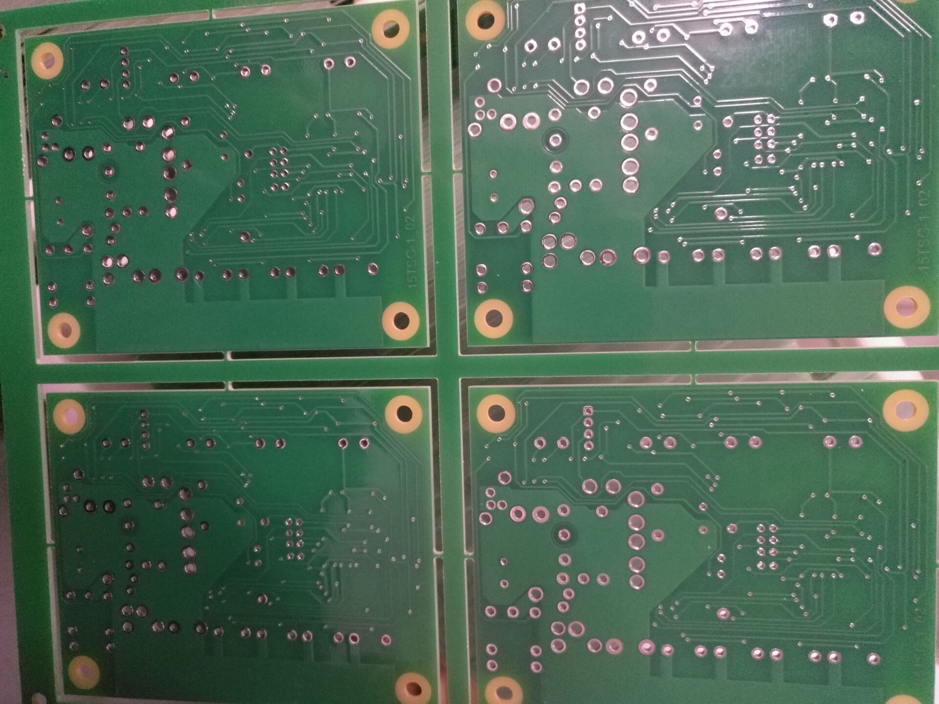 板子做工不錯(cuò)，打樣的時(shí)候領(lǐng)導(dǎo)老板很滿(mǎn)意，這次做了8層批量板，還是一如既往的好。感謝廠(chǎng)家！